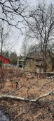 Нежилое здание площадью 63,8 кв. м, расположенное на земельном участке площадью 1266 кв. м в Зеленогорске на улице Мира.